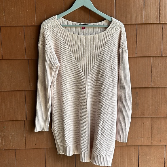 Vince Camuto Sweaters - Vince Camuto V-Neck Light Pink/Lavender Sweater- Size Medium